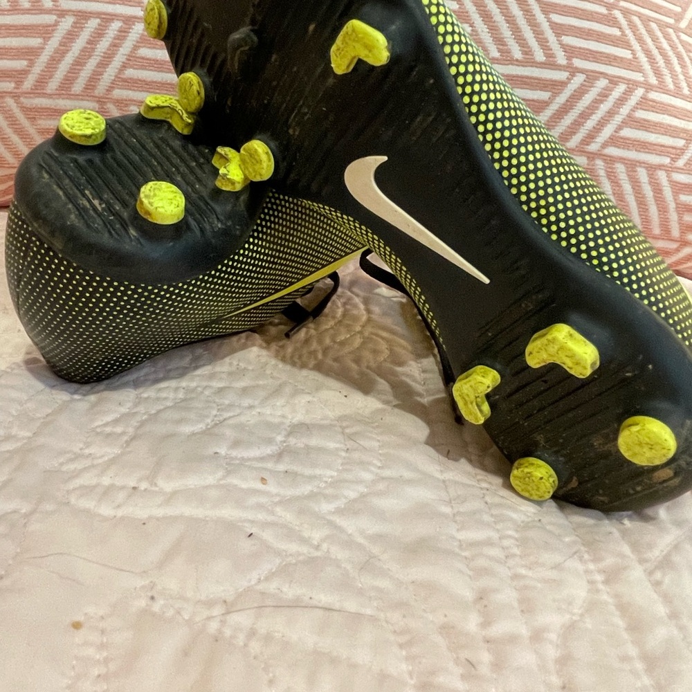 Nike cleats size 4 youth - Picture 4 of 4
